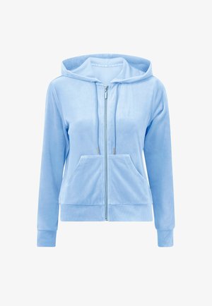 Jasnoniebieska bluza z kapturem na zamek, z przednimi kieszeniami, regulowanym sznurkiem przy kapturze oraz długimi rękawami, wykonana z miękkiego, pluszowego materiału.