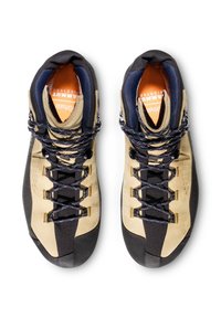 Scarpe da arrampicata con design beige e nero, superficie strutturata, lacci neri e suole in gomma. Comprendono un polsino imbottito per il supporto alla caviglia.