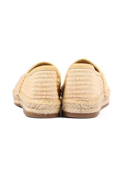 Coppia di espadrillas beige in tessuto intrecciato con dettagli in corda di juta e suole in gomma, viste da dietro.