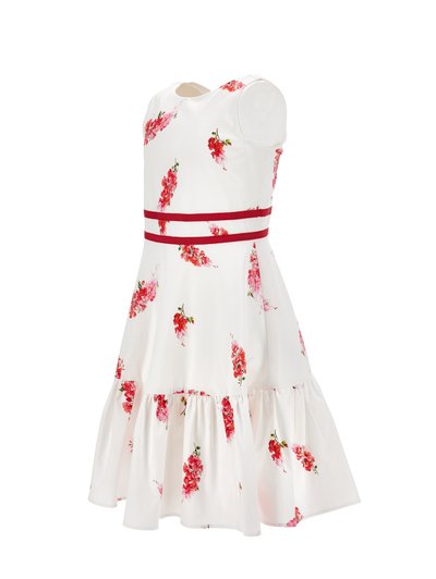 Robe blanche sans manches avec imprimé floral rouge, doubles ceintures rouges à la taille, et ourlet froncé sur un torse de mannequin.