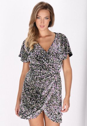 Rochie neagră cu decolteu în V, mâneci scurte în valuri, acoperită cu paiete colorate în violet, roz și verde, având un design tip înfășurare.