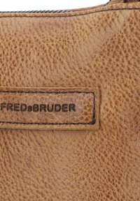 FREDsBRUDER MY OLD FRIEND 27 CM - Schoudertas - dark caramel