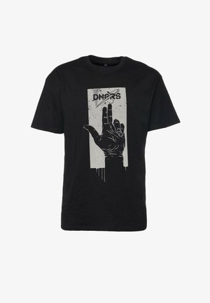 Czarny bawełniany t-shirt z srebrną grafiką przedstawiającą dłoń z uniesionymi palcami. Projekt zawiera prostokątną ramkę oraz tekst.