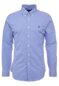 Niebiesko-biała koszula w kratę gingham zapinana na guziki, z klasycznym kołnierzem i haftowanym logo na lewej piersi. Długie rękawy zakończone mankietami na guziki.