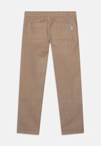 Pantalones marrones de pana con una cintura elástica y dos bolsillos traseros, con costillas verticales y una textura suave.