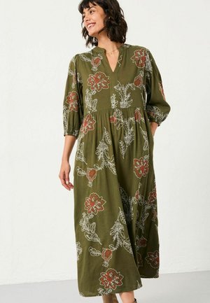 Olivengrünes Kleid mit drei Viertelärmeln, das mit floralem Stickerei in Weiß und Rot verziert ist, einem V-Ausschnitt und einer fließenden A-Linie.