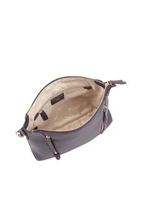 Sac à main en cuir violet foncé avec une texture lisse, zips dorés, et un intérieur beige comprenant des poches zippées et des poches ouvertes pour l'organisation.