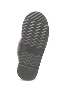 Gray rubber outsole with zigzag tread pattern, featuring a textured surface embossed with "EVERAU," designed for traction and durability.