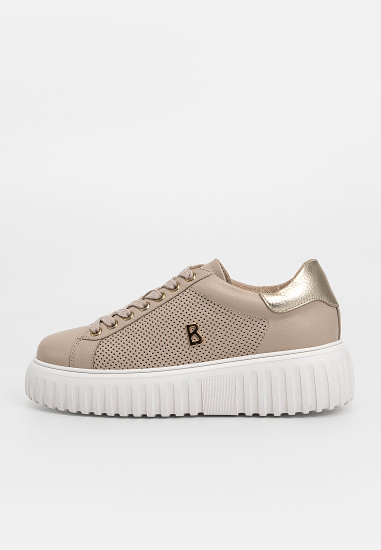 Beżowe sneakersy z perforowanymi skórzanymi bokami, metaliczny złoty akcent na pięcie oraz biała, teksturowana podeszwa platformowa. Sznurowane z detalem brandingowym.