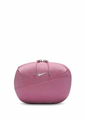 Bolsa rosa de Nike con tiradores de cremallera plateados y logo swoosh blanco en el frente, tela suave, forma rectangular con bordes redondeados.