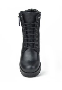 Bota de cuero negra con puntera redonda, cordones en la parte delantera y cremallera lateral. Cuenta con una suela resistente y un cuello acolchado para mayor comodidad.