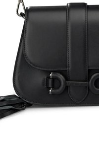 Borsa a tracolla in pelle nera con chiusura a patta, accentuata da un dettaglio in metallo circolare e frange di nappa sulla tracolla.