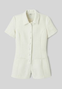 Jumpsuit blanc à manches courtes en tissu texturé, avec un col, une fermeture à boutons sur le devant et deux poches à l'avant, offrant une coupe ajustée.