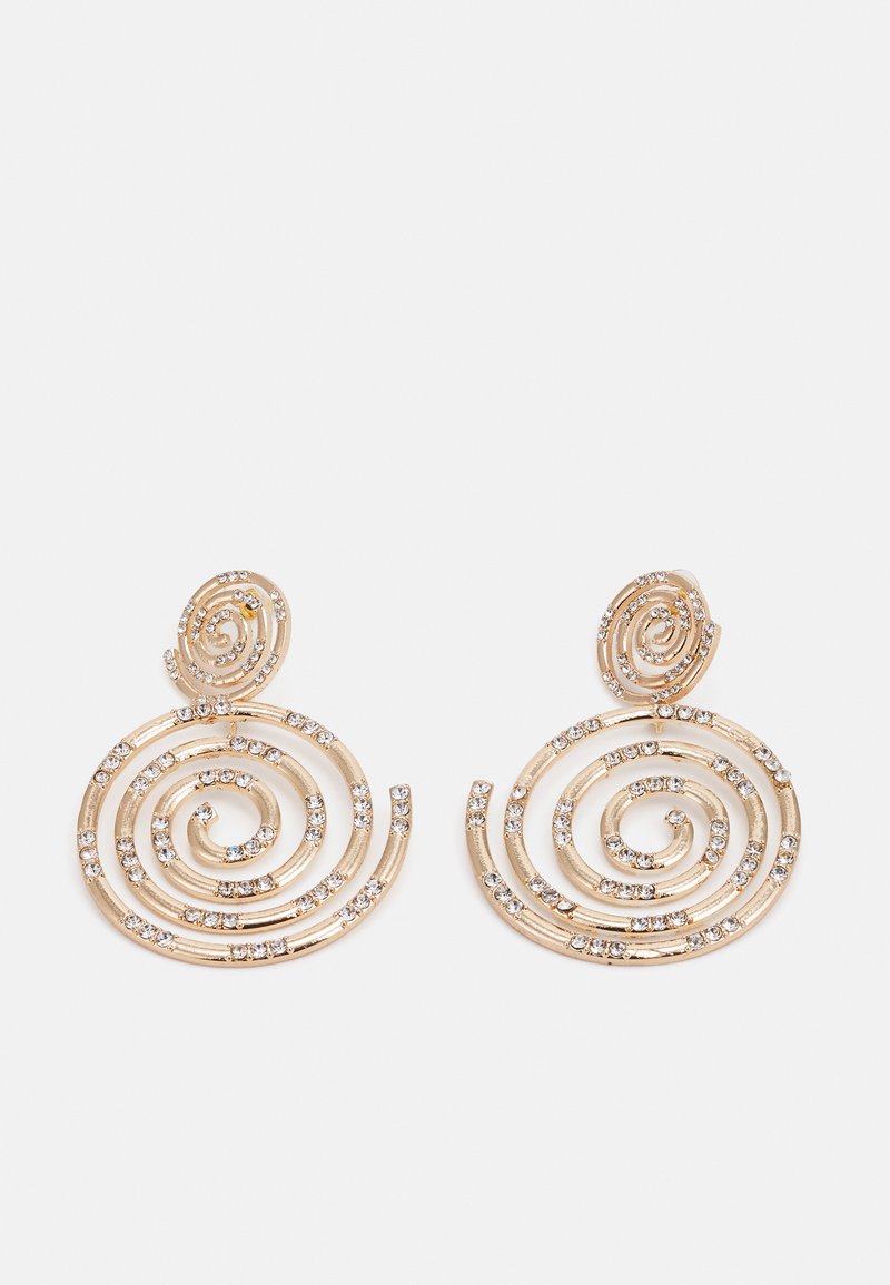 Pendientes en tono dorado con diseño en espiral, adornados con pequeños rhinestones transparentes a lo largo de las espirales, creando una apariencia texturizada.