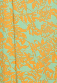 Tecido com um fundo verde claro adornado com intrincados padrões de folhas laranja. O design inclui diversas formas de folhas e ramos sobrepostos.