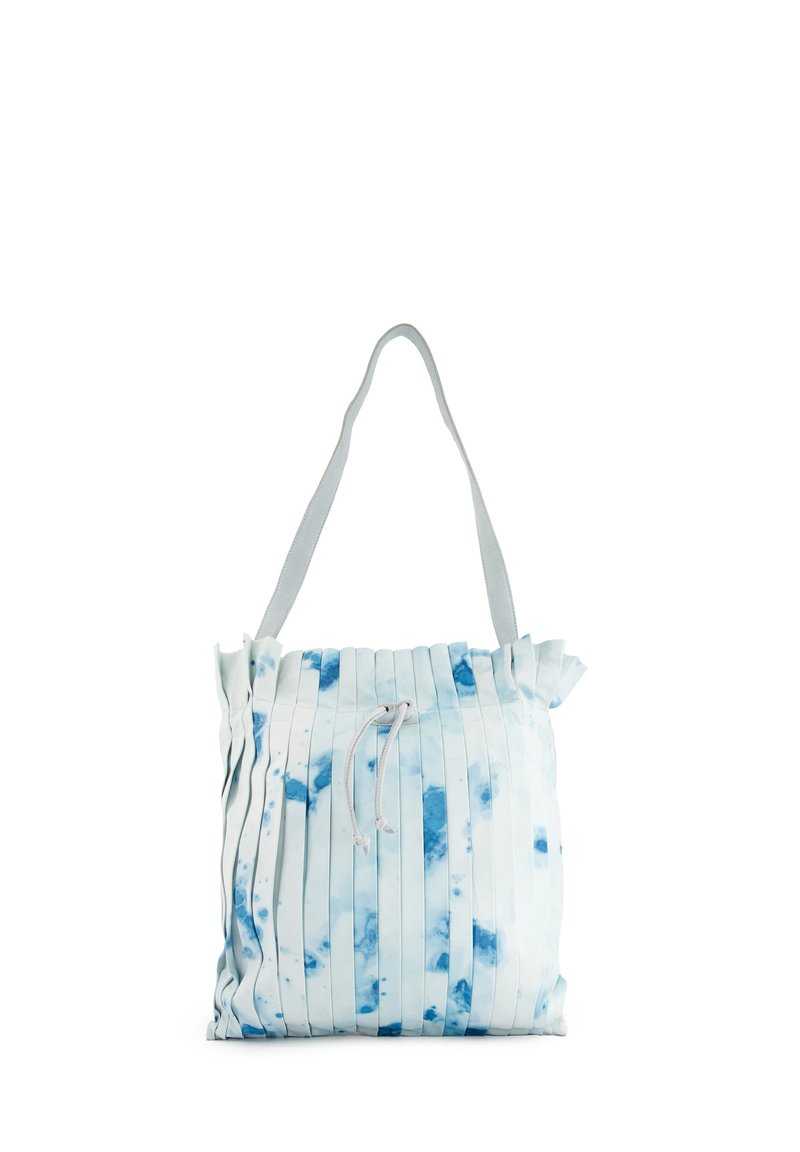 Gedeckte draagtas in lichtblauw met donkerblauwe spetters; gemaakt van zacht materiaal; voorzien van een trekkoordsluiting en een enkele schouderband.