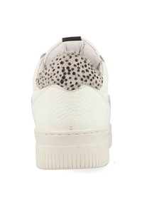 Weiße Ledersneaker mit einer strukturierten Oberfläche und einem gepunkteten Fell-Panel an der Ferse. Gummisohle mit vertikalen Rillen für besseren Halt.