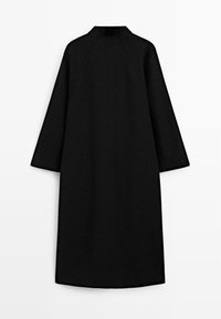Cappotto lungo in lana nera con taglio dritto, maniche a raglan e piccolo colletto rialzato, mostrato da dietro su uno sfondo bianco.