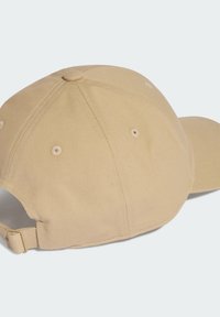 Beżowa czapka baseballowa wykonana z miękkiej bawełny. Posiada zakrzywiony daszek, regulowany pasek oraz wentylowane otwory na czubku. Minimalistyczny design.