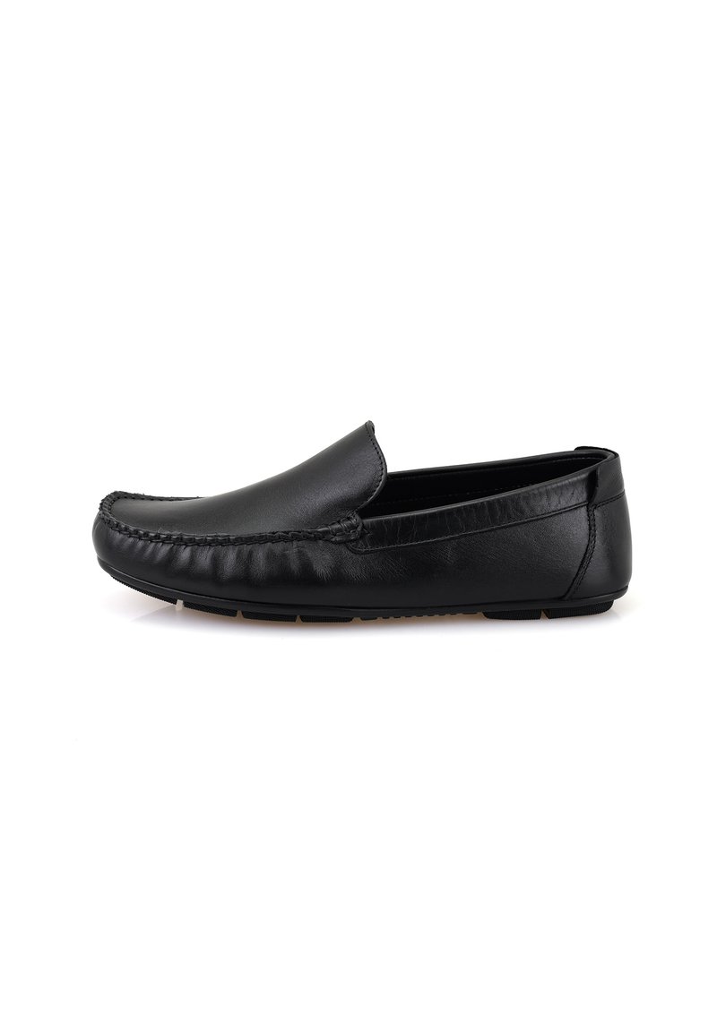 Schwarze Lederloafers mit einer genähten Akzentlinie an der Vorderseite, flacher Gummisohle und glatter Oberfläche, die für ein einfaches Hineinschlüpfen konzipiert sind.