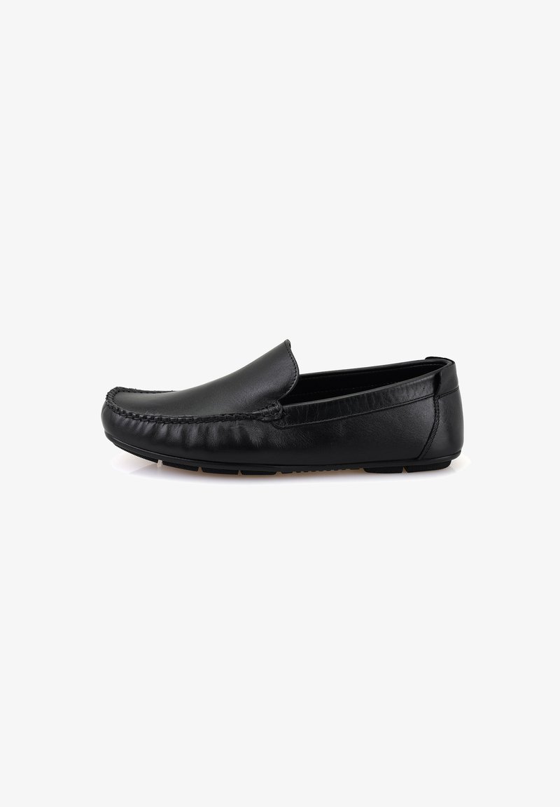 Zwarte leren loafers met een gestikte accent langs de voorkant, vlakke rubberen zool en een gladde afwerking, ontworpen voor eenvoudig instapgebruik.