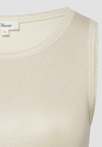 Haut sans manches couleur crème en maille côtelée avec encolure ronde et une étiquette en tissu portant la mention "s.Oliver" taille 36 à l'intérieur du col.