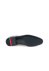 Brun lædersål med en glat sort gummifinish, der har en rød accent ved hælen og detaljerede teksturmønstre.