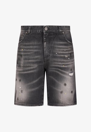 Schwarze Jeansshorts mit ausgebleichten Stellen, Farbspritzern in Weiß und Gelb sowie abgenutzten Bereichen auf den Vorderseiten.