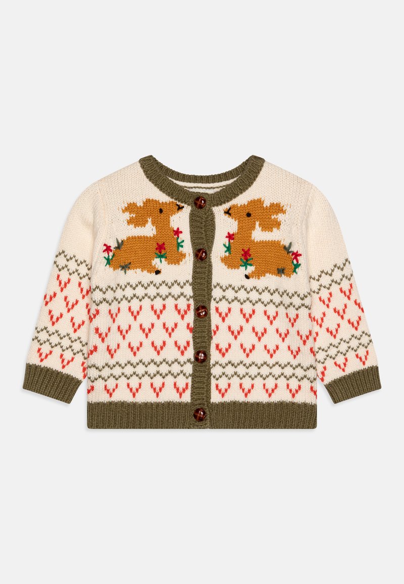 Cardigan per bambini lavorato a maglia color crema con motivi di renne marroni, rifiniture verdi e bottoni marroni. Presenta motivi decorativi rossi e grigi.
