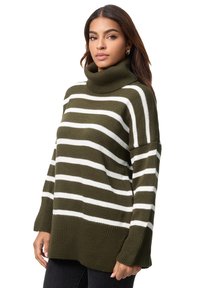 Olivgrüner gestreifter Pullover mit weißen horizontalen Streifen, Rollkragen, langen Ärmeln und geripptem Saum. Weiche Stricktextur.