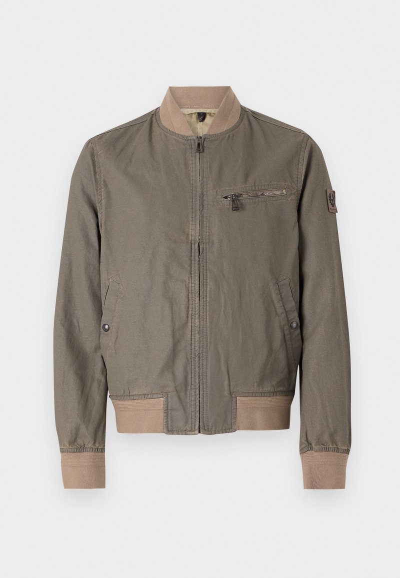 Giacca bomber verde oliva con zip frontale, due tasche laterali e tasca sul petto. Presenta polsini e orlo a costine. Tessuto resistente.