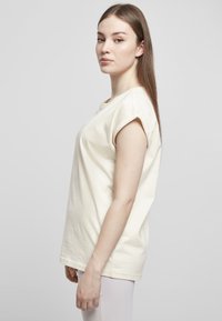 Urban Classics EXTENDED SHOULDER TEE - Jednoduché tričko - whitesand