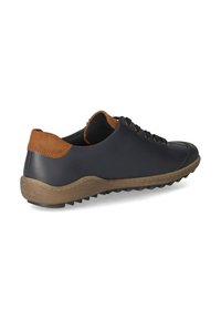 Chaussure en cuir bleu foncé avec un capuchon de talon en daim marron, bout arrondi, semelle plate en caoutchouc avec traction, et six œillets pour les lacets.