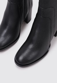 Sandra Fontán Botines - black