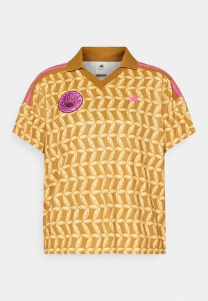 Cămașă aurie cu un model repetat de frunze de bananier, guler polo, dungi roz pe umeri și un logo circular care spune "CLUBUL TROPICAL FARMERIO".