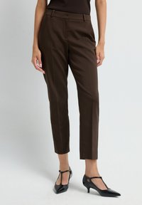 WITH SIDE POCKETS AND SLIT LEGS - Pantalones chinos - brown