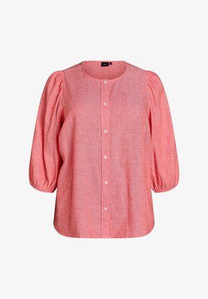 Ružová blúzka na gombíky s tromištvrtečnými naberanými rukávmi a okrúhlym výstrihom, vyrobená z ľahkej tkaniny.