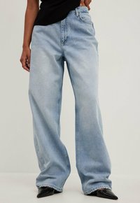 MIT MITTLERER TAILLE - Brīva piegriezuma džinsi - blue