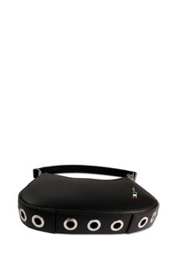 Sac à main en cuir noir de forme arrondie, avec des accents de œillets en métal argenté le long de la base et une fermeture éclair ornée d'un petit charme en forme de drapeau.