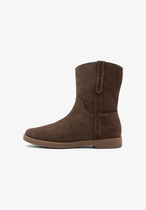 Brązowy zamszowy botek za kostkę o gładkim wykończeniu, okrągłym nosku i bocznym szwie. Charakteryzuje się płaską gumową podeszwą i minimalnymi detalami szewnymi.