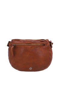 Bruine leren crossbodytas met voorvak met rits en magnetische druksluiting, voorzien van verstelbare zijriemen.