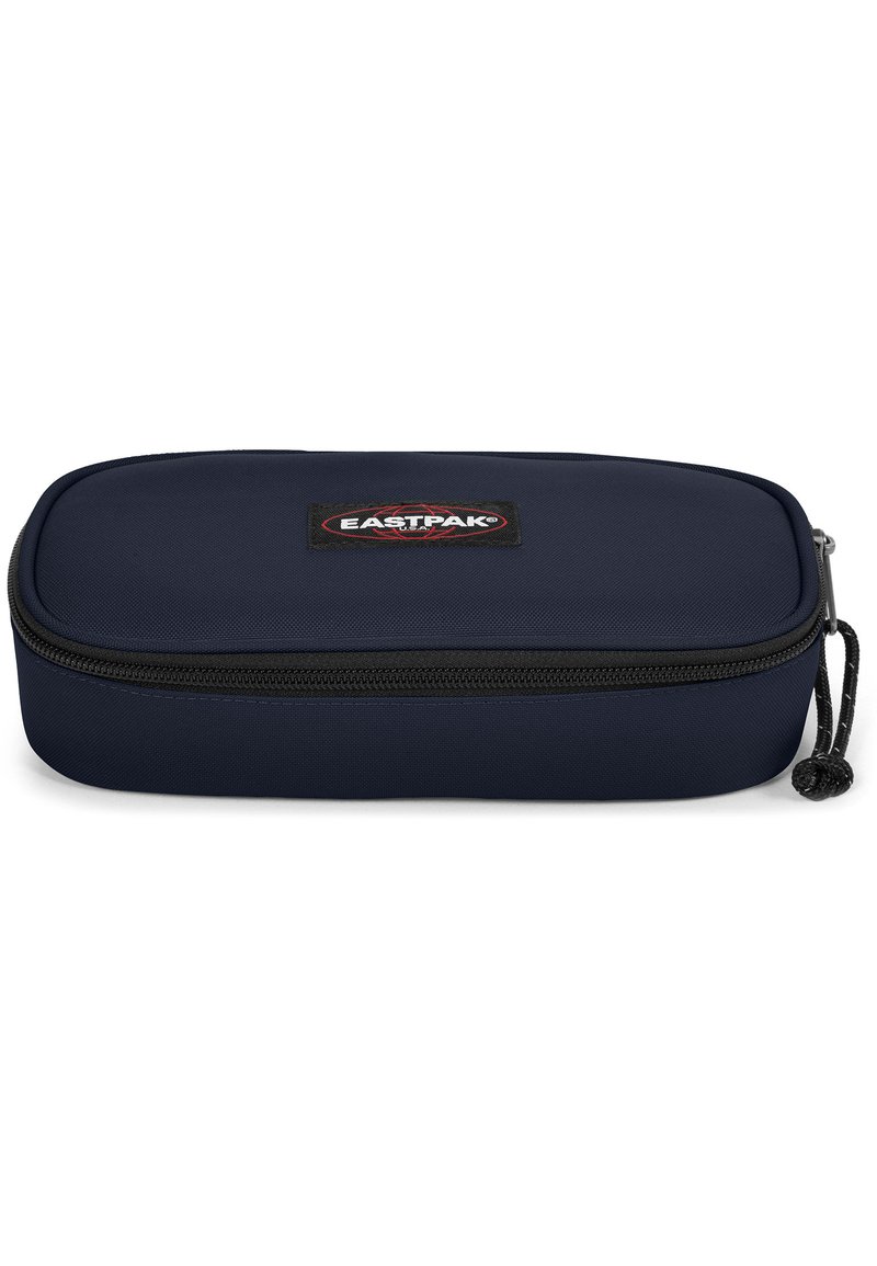 Funda de lápices de color azul marino con forma rectangular, fabricada en un tejido duradero, con una cremallera negra y un parche con el logo de Eastpak.