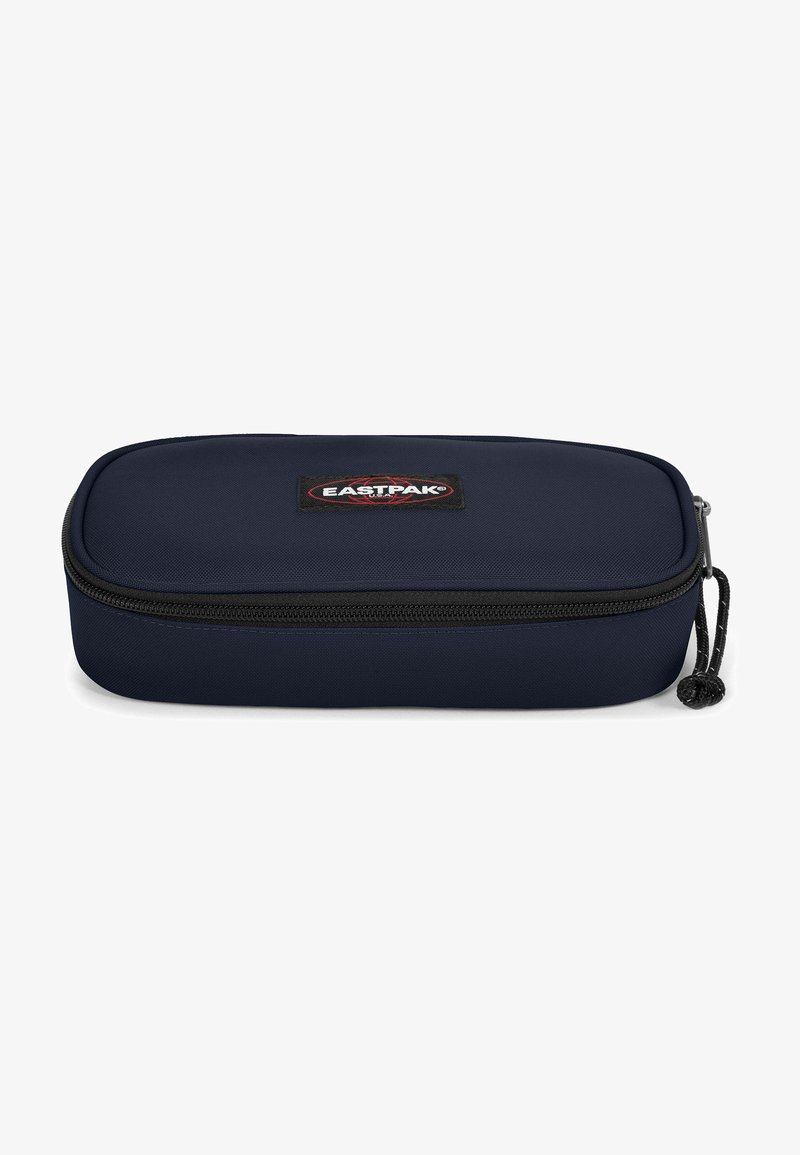 Funda de lápices de color azul marino con forma rectangular, fabricada en un tejido duradero, con una cremallera negra y un parche con el logo de Eastpak.