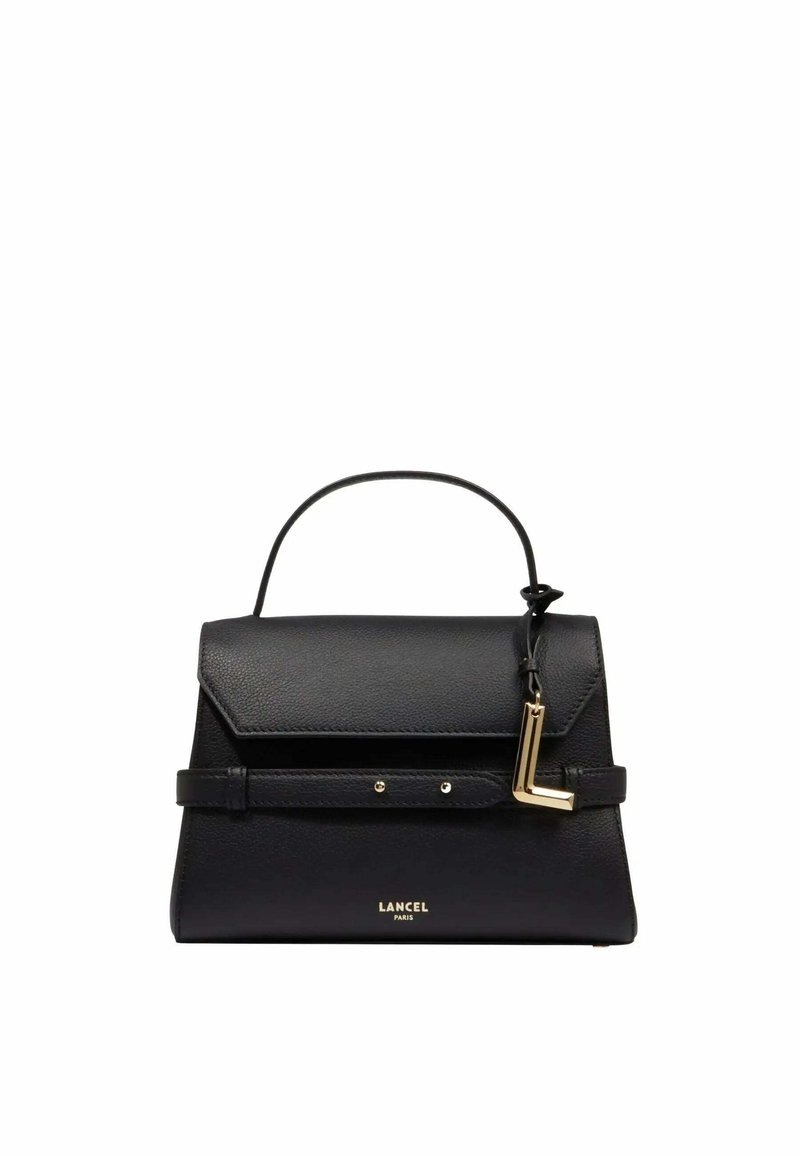 Sac à main en cuir noir avec un design structuré, des accents dorés et une poignée supérieure. Il dispose d'une fermeture à rabat et du logo "LANCEL PARIS" à l'avant.
