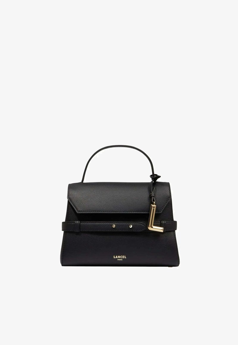Sac à main en cuir noir avec un design structuré, des accents dorés et une poignée supérieure. Il dispose d'une fermeture à rabat et du logo "LANCEL PARIS" à l'avant.
