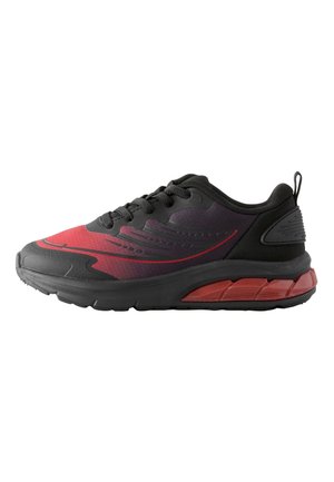 Schwarzer und roter Sportschuh mit schwarzen Schnürsenkeln, strukturierter Sohle und gepolstertem Schaft, gezeigt in rechter Seitenansicht auf weißem Hintergrund.