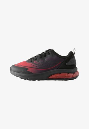 Schwarzer und roter Sportschuh mit schwarzen Schnürsenkeln, strukturierter Sohle und gepolstertem Schaft, gezeigt in rechter Seitenansicht auf weißem Hintergrund.