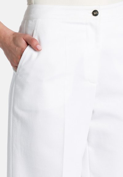 Witte op maat gemaakte broek met een gladde textuur, voorzien van zijzakken en een knoopsluiting in de taille. Klassiek recht model.