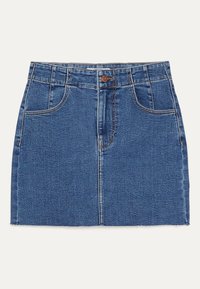 Blå denim mini-kjol med knapp framtill, bälteshällor, två framfickor och rå kant.