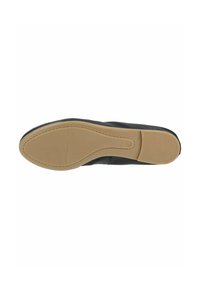 Sole di scarpa in pelle nera con fondo in gomma color gomma, caratterizzata da scanalature orizzontali e forma arrotondata per una migliore aderenza.